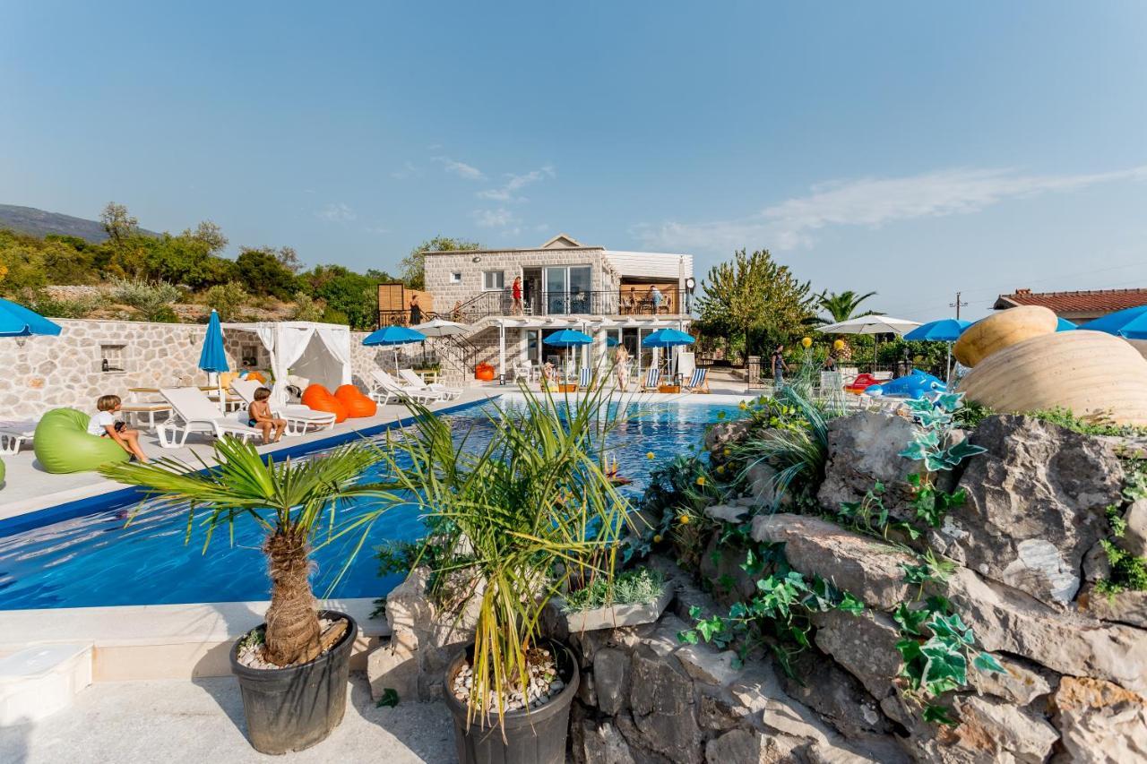 Lustica Apartments Экстерьер фото