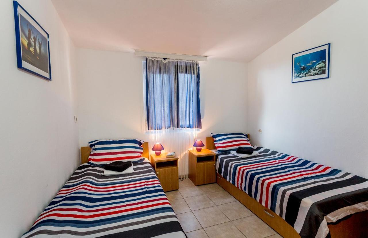 Lustica Apartments Экстерьер фото